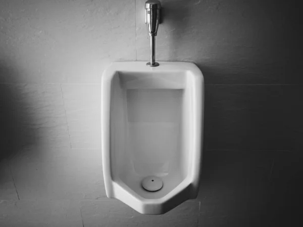 Close Homens Urinários Banheiro Público Closeup Urinol Branco Banheiro Dos — Fotografia de Stock