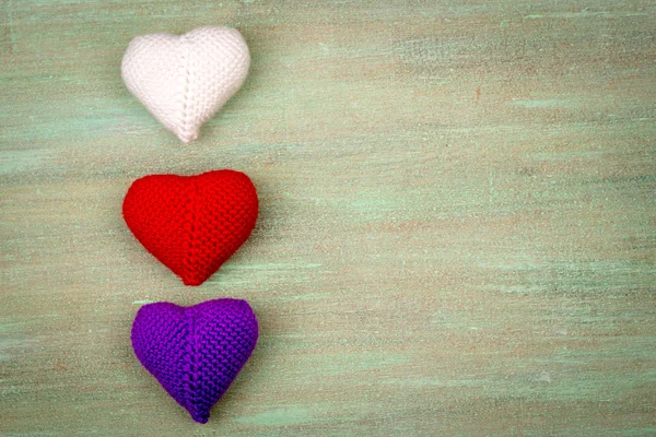Corazón de ganchillo de hilos, rojo, blanco, azul, púrpura, amarillo , — Foto de Stock