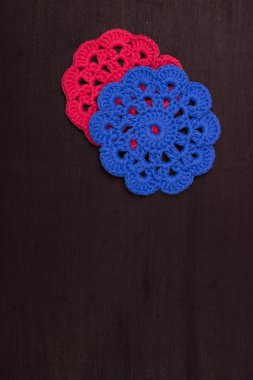 bir b üzerinde bir daire şeklinde güzel kumaş iplik kroşe