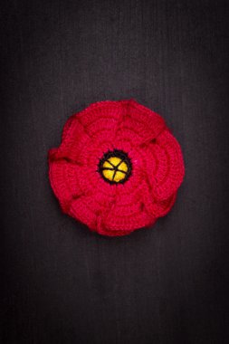 Tığ işi çiçek haşhaş kırmızı siyah bir zemin üzerine parçacıklarından bir