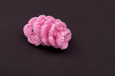 renkli çiçekler ve iplik yapılan yonca yaprağı