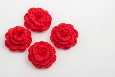 renkli çiçekler ve iplik yapılan yonca yaprağı