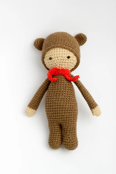 Urso de pelúcia, crochê de brinquedo, com um cachecol em torno de seu pescoço, marrom e — Fotografia de Stock