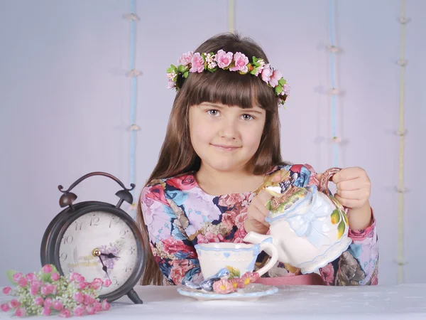 Güzel küçük bir kız ile kafasına bir çelenk