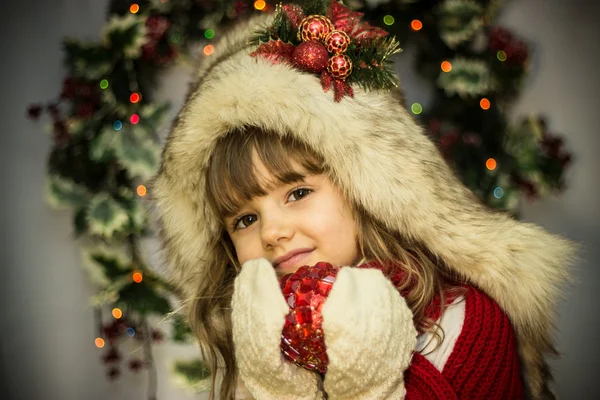 Sombrero de piel niña Corona de Navidad —  Fotos de Stock