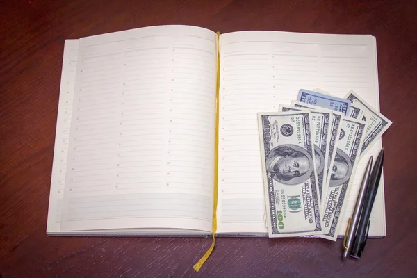 Notebook caneta dinheiro — Fotografia de Stock