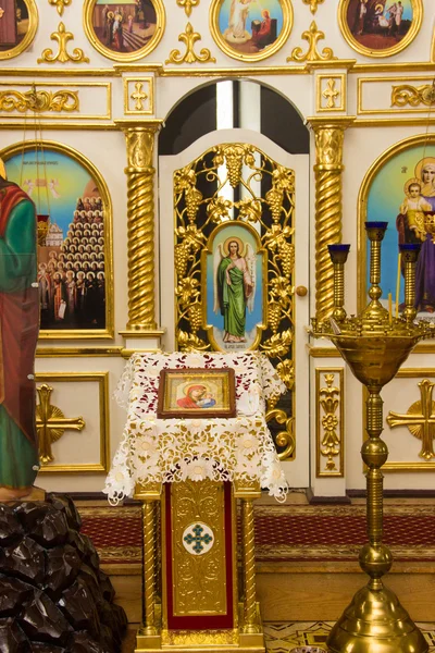 Ortodox templom, gyertyák, a határokon, a keresztség, a Keresztelő font — Stock Fotó