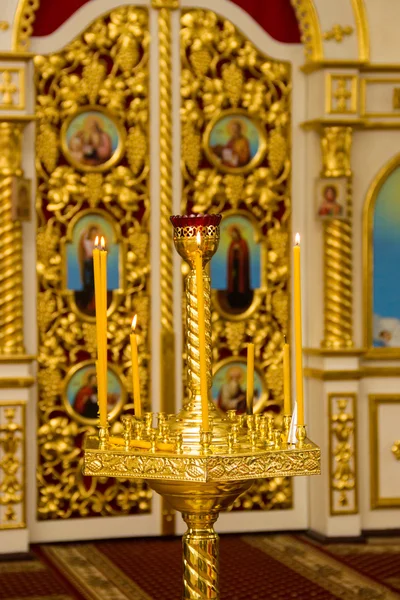 Iglesia ortodoxa, velas, cruz, bautismo, pila bautismal —  Fotos de Stock