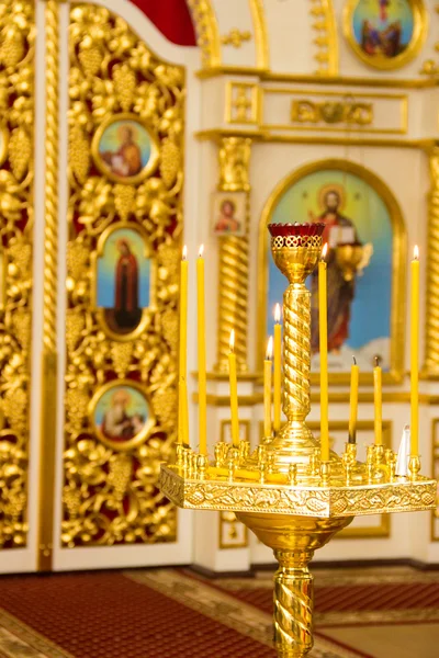 Orthodoxe Kirche, Kerzen, Kreuz, Taufe, Taufbecken — Stockfoto