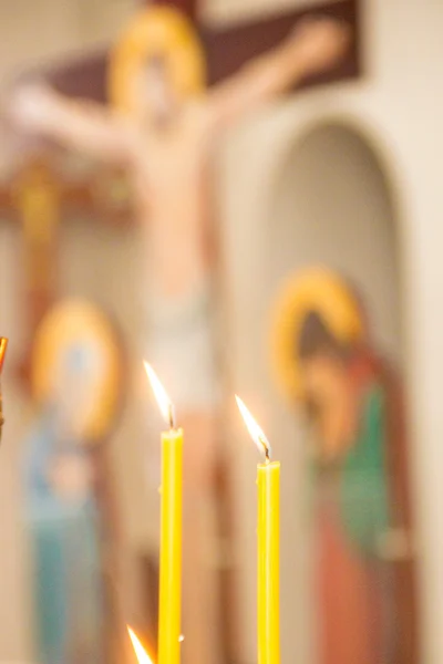 Orthodoxe Kirche, Kerzen, Kreuz, Taufe, Taufbecken — Stockfoto