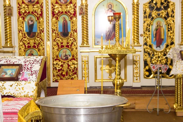 Orthodoxe kerk, kaarsen, cross, doop, doopvont — Stockfoto