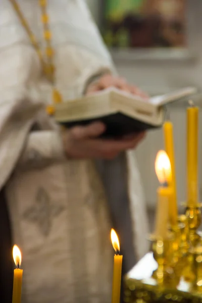 Orthodoxe kerk, kaarsen, cross, doop, doopvont — Stockfoto