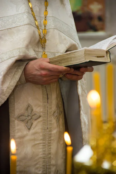 Orthodoxe Kirche, Kerzen, Kreuz, Taufe, Taufbecken — Stockfoto