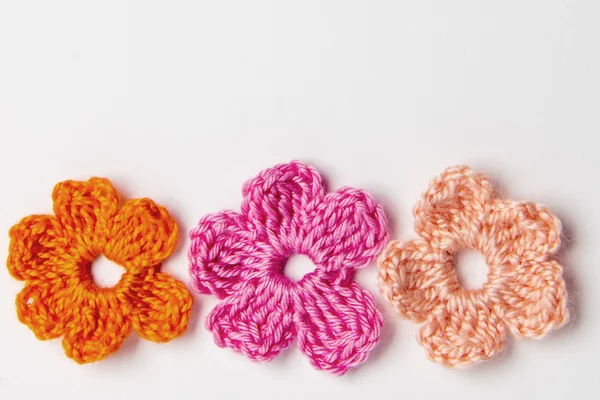 iplik ile yapılan çiçek ve yonca yaprağı