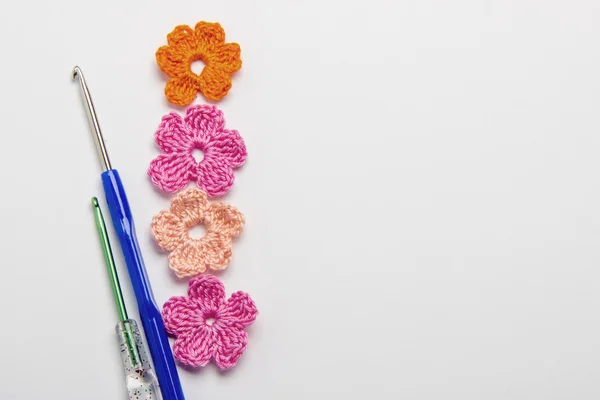 iplik ile yapılan çiçek ve yonca yaprağı