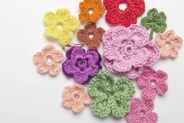 iplik ile yapılan çiçek ve yonca yaprağı