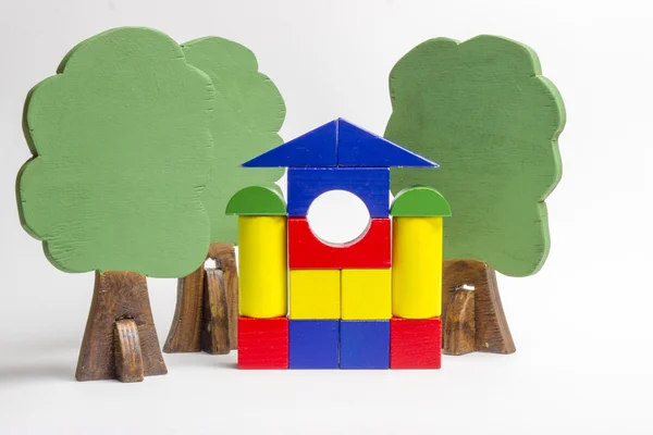 Casa di blocchi di legno, figure di alberi in legno, euro soldi, mod — Foto Stock