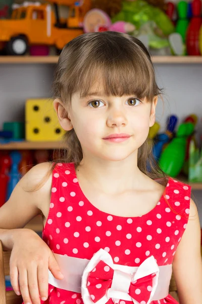 6 yıl yaşlı kız sarı saçlı, kırmızı elbise ile beyaz lekeli