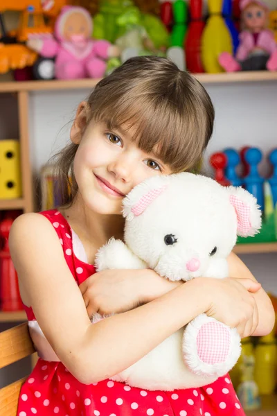 6 yıl yaşlı kız sarışın saçlı, kırmızı elbise ile beyaz lekeli, için