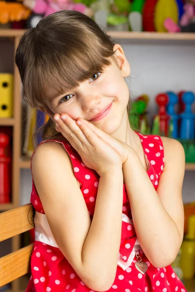6 yıl yaşlı kız sarı saçlı, kırmızı elbise ile beyaz lekeli — Stok fotoğraf