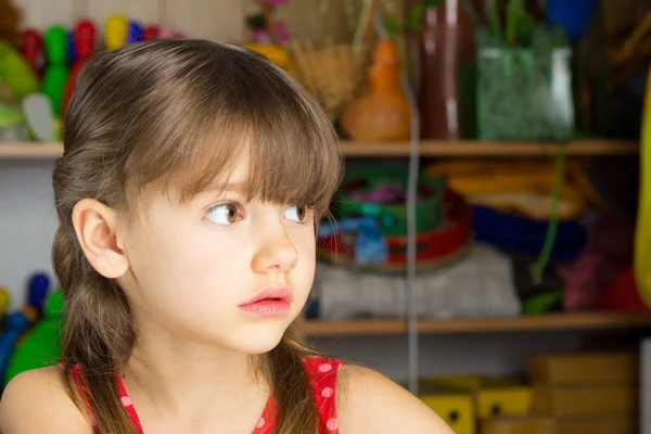 Niña de 6 años pelo rubio, vestido rojo con lunares blancos —  Fotos de Stock