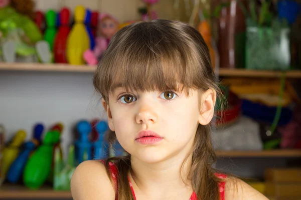 6 yıl yaşlı kız sarı saçlı, kırmızı elbise ile beyaz lekeli