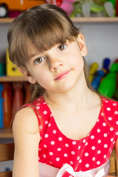 6 yıl yaşlı kız sarı saçlı, kırmızı elbise ile beyaz lekeli