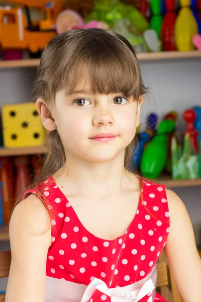 6 anni ragazza capelli biondi, abito rosso con pois bianchi — Foto Stock