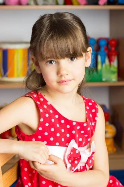 6 yıl yaşlı kız sarı saçlı, kırmızı elbise ile beyaz lekeli — Stok fotoğraf