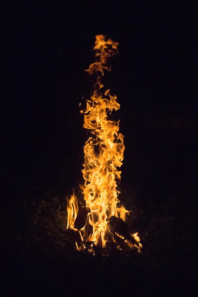 Вогонь, дерево, ніч, чорний фон, вугілля, колода — стокове фото