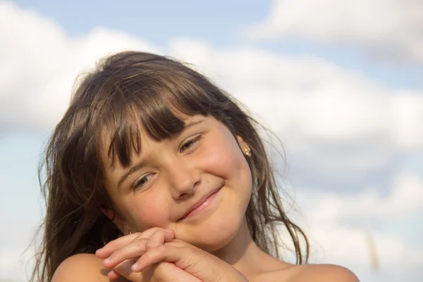 Tarweveld, korenbloemen, oren, blauwe hemel, zomer, girl 4-6 jaar — Stockfoto