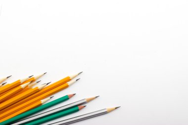 Sarı, yeşil, gümüş renkli kalem, kalem