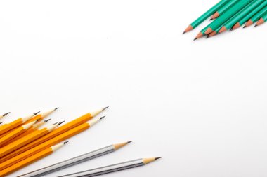 Sarı, yeşil, gümüş renkli kalem, kalem