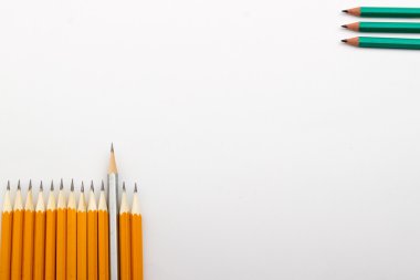 Sarı, yeşil, gümüş renkli kalem, kalem