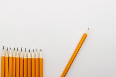 Sarı, yeşil, gümüş renkli kalem, kalem