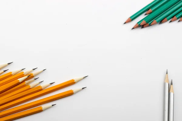 Ołówek w kolor żółty, zielony, srebrny, długopis — Zdjęcie stockowe