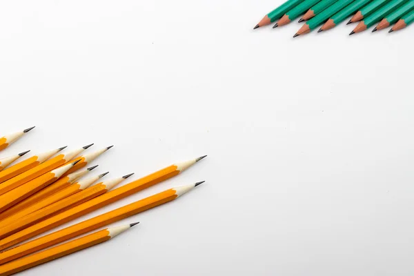 Bleistift in gelb, grün, silber, Feder — Stockfoto