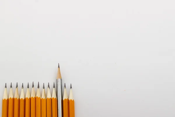Lápis em amarelo, verde, cor prata, caneta — Fotografia de Stock