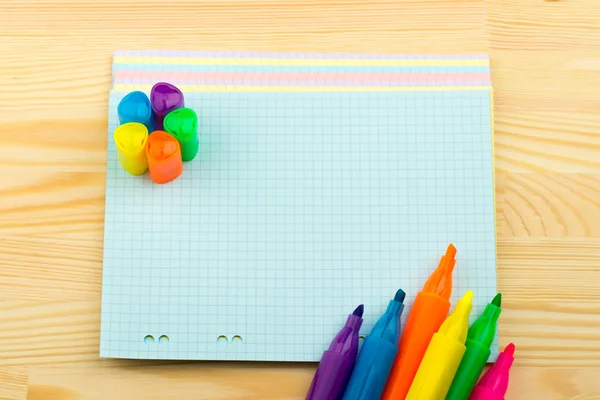 Lápices, bolígrafo, marcador, bloc de notas, pegatina — Foto de Stock
