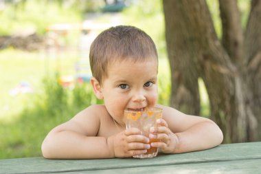 küçük bir çocuk, gülümseyen, iki yaşında, bel çıplak yaz