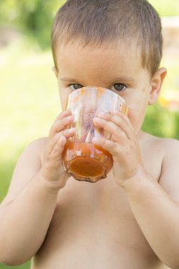 küçük bir çocuk, gülümseyen, iki yaşında, bel çıplak yaz