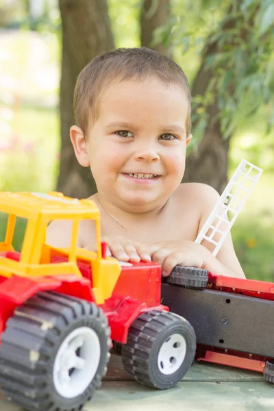 Un niño pequeño, de dos años, sonriente, de verano, desnudo hasta la cintura — Foto de Stock