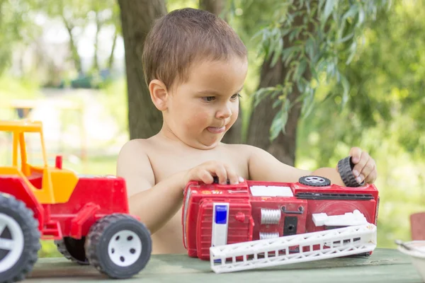 küçük bir çocuk, gülümseyen, iki yaşında, bel çıplak yaz