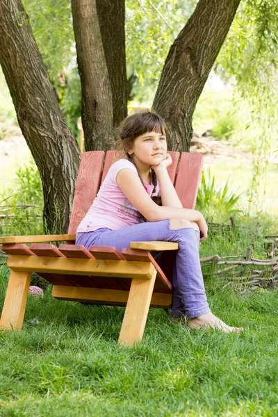 Mała dziewczynka 8 lat, brunetka w dżinsy fioletowy, różowy T-shi — Zdjęcie stockowe