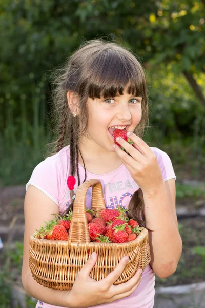 küçük kız, 8 yaşında, esmer, bir hasır sepet holding doldurmak