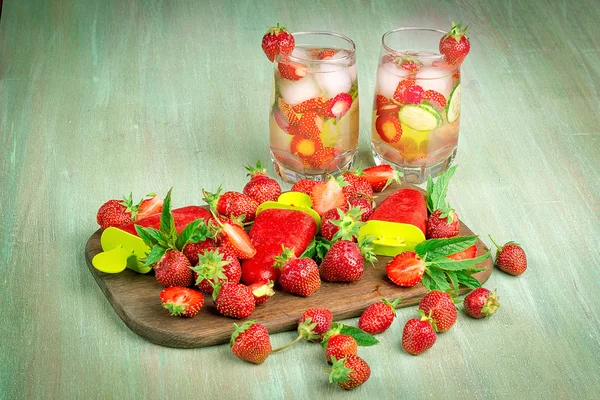 Ahşap mutfak tahtası üzerinde çilek gevşek, çilekli dondurma