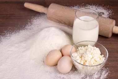 Cam bardak süt, peynir, yumurta, flo ile bir cam kase