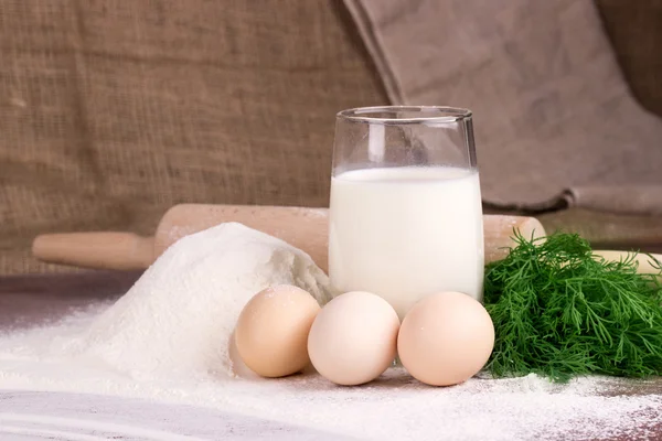 Cam bardak süt, peynir, yumurta, flo ile bir cam kase