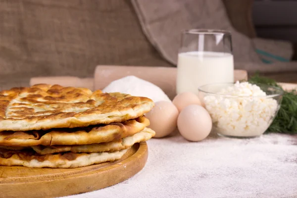 Cam bardak süt, peynir, yumurta, flo ile bir cam kase