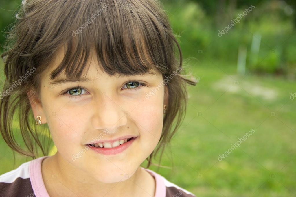 green eyes Young girl, green eyes, looking at the picture, portra — Stock